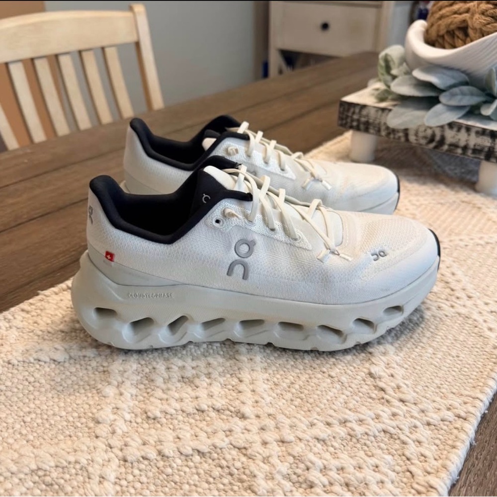 Women’s on cloudtilt sneakersEUC, worn less than 5 times. Color is pearl/ice - Picture 8 of 8